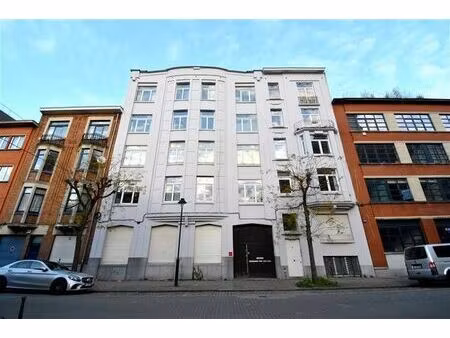 commerce/bureau +/-45m² + entrepot/showroom +/-275m² + cave