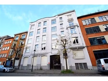 commerce/bureau +/-45m² + entrepot/showroom +/-275m² + cave