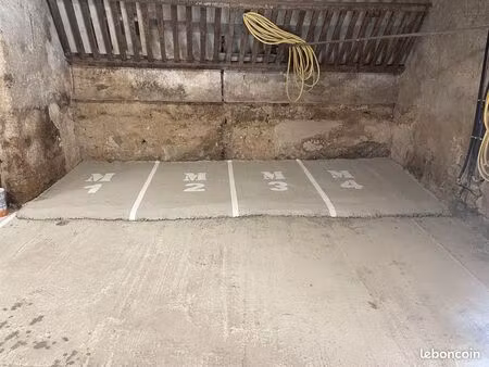 place de parking 2 roue dans un garage