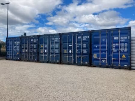 containers sur terrain securises bien places
