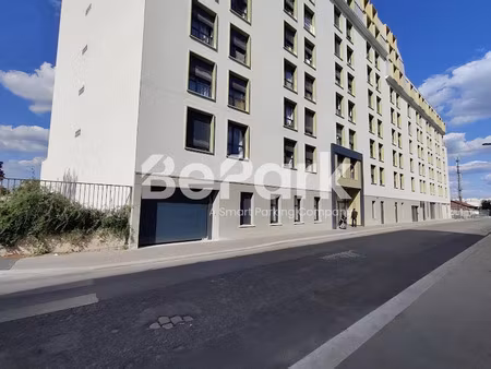 location parking 12 m² à saint-ouen (93400)  90 €