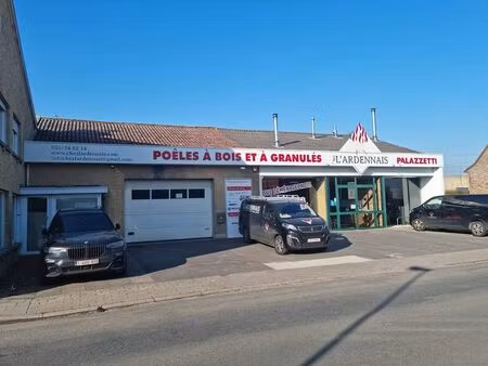 très belle surface commerciale. possibilité de location.