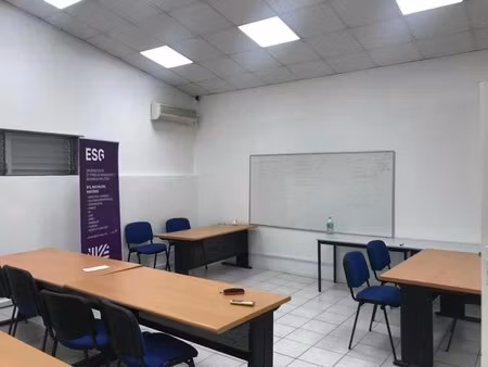 local commercial de 110 m² tout equipe - fort de france