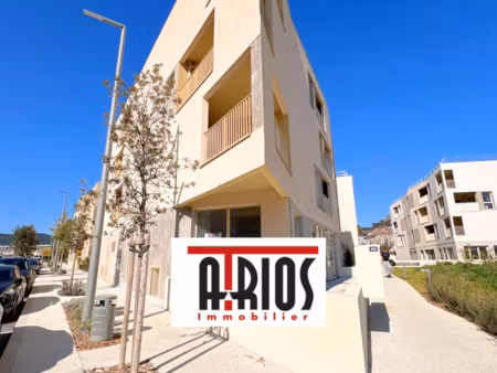 location local commercial 101m2 hyères 83400 - 2804 € - surface privée