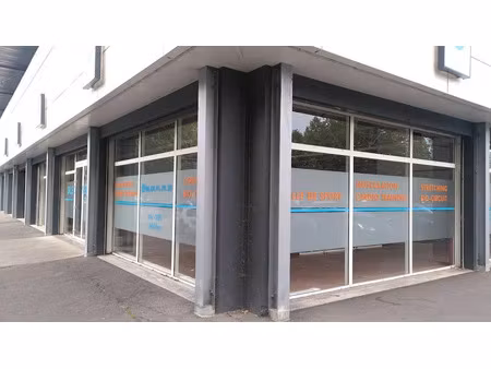 location locaux professionnels 380 m² à pau (64000)  6 400 €