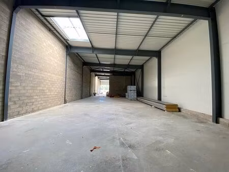 location local d'activités st pierre du perray 600 m²