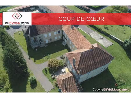 une parti d'un château magnifiquement rénové m9914-86763