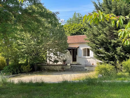 maison lumineuse avec garage et dependances dans un tres jol