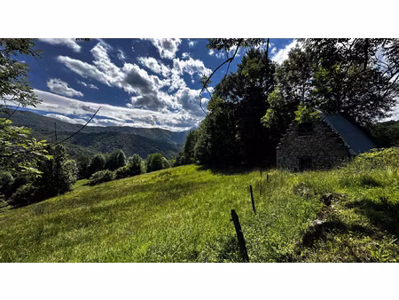 ensemble de granges agricoles situées sur les hauteurs d'erc