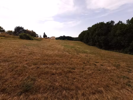 terrain de 2500 m2 avec partie boisée et vue dégagée