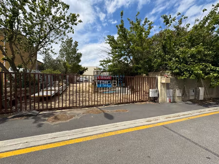 thuir  terrain de plus de 700m2 constructible.