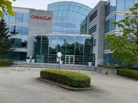 830 m² de bureaux modernes à proximité de l'autoroute r0