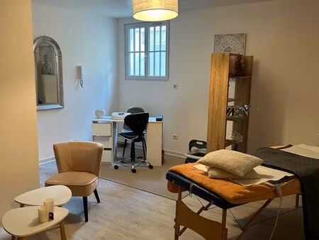 local commercial 2 pieces t2 32 m². 450 charges comprises