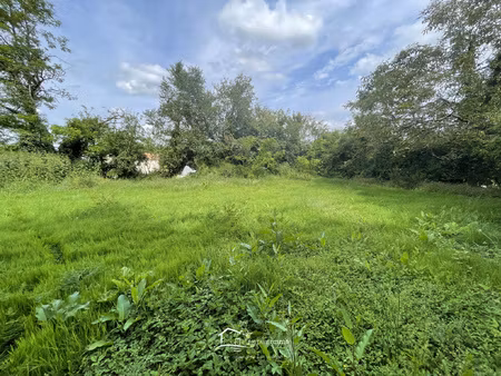 terrain à bâtir proche du bourg de lusignan