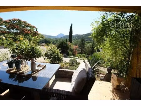 a vendre une villa avec une vue panoramique sur un grand terrain