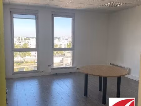 bureau de 32 m2 à la gare de saint quentin en yvelines