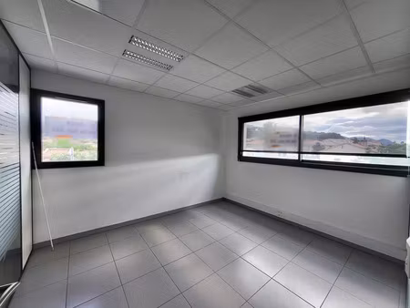 location local commercial 60m2 ollioules 83190 - 1150 € - surface privée