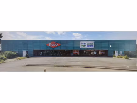 local commercial lannion 4102 m2