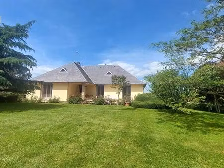 villa atypique dans son beau jardin et ses ateliers