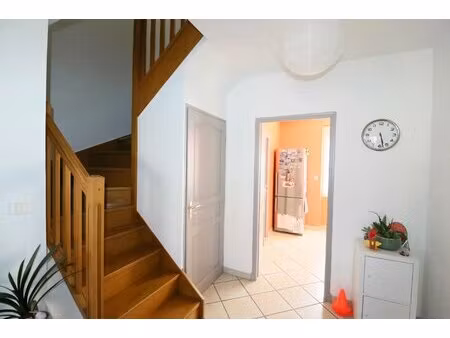 monopropriété: 2 t4 neufs en duplex  loués + cours  garages et greniers.