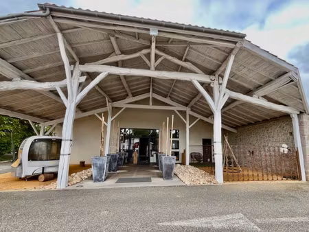 découvrez cette splendide grange en pierres et briques de 289 m² rénovée récemment située 