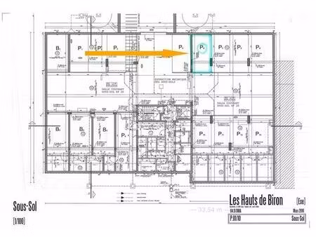 situé au sous-sol d'une résidence récente: bel emplacement d