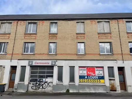 local de 630 m2 à louer immédiatement sur un axe passant  proche du centre-ville de soisso