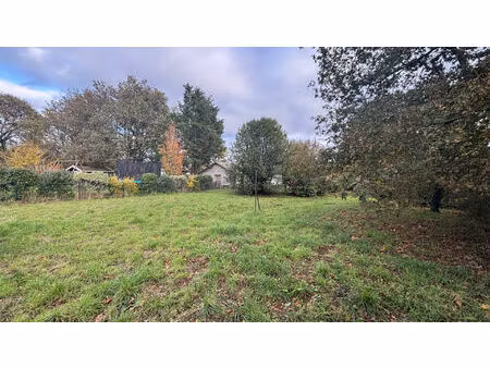 terrain 674 m² + dépendance - st andré des eaux