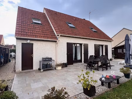 pavillon de 2008 situé à seulement 5 minutes de sens