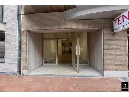 très beau bien commercial avec de hauts murs  situé au coeur