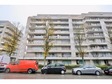 emplacement parking intérieur dans un quartier prisé.