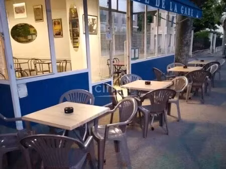 fond de commerce bar avec boulodrome