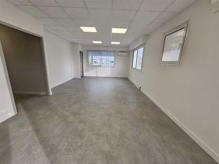 location local d'activités lons 608 m²