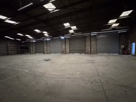 entrepôt 670m2 et ses 150m2 de bureaux avec terrain cloturé de 2764m2 cenon