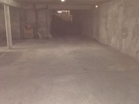 location d'une place de parking couverte dans un box à metz