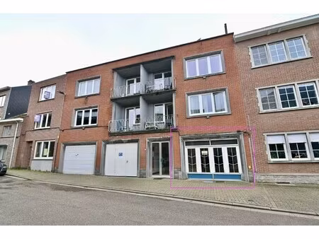 te renoveren gelijkvloers appartement met 2 slaapkamers en patio