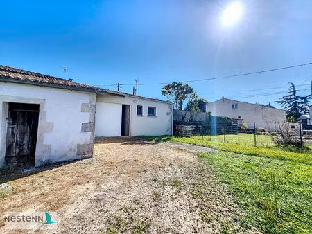 a vendre à pisany  maison mitoyenne  2 chambres  77 m²  garage  jardin à 15 km de saintes 
