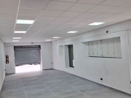 local commercial de 93 02m2 basse-terre