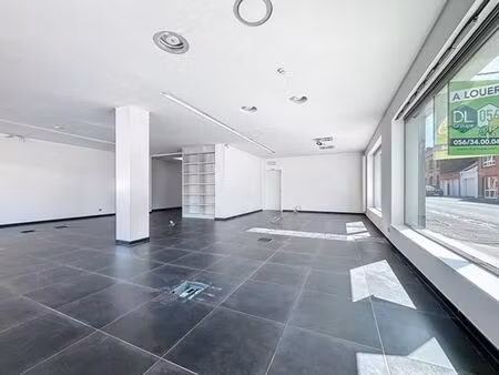 surface commerciale de +/- 100 m2 idéalement située. libre d