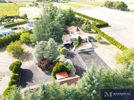 maison en pierre avec piscine interieure