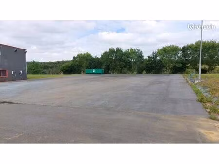 location terrain enrobé - clôturé - surveillé