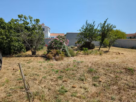 terrain à bâtir avec garage et dépendance proche forêt  plage et centre.