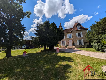 maison individuelle avec 2 hectares de terrain  piscine  han