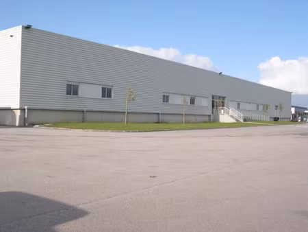 à louer local commercial 8 930 m² – 46 667 € |argentan