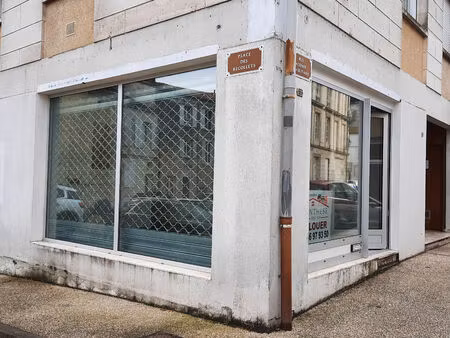 location commerce 1 pièce 30 m² à saintes (17100)