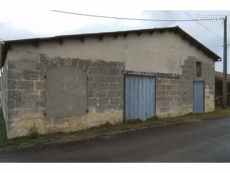 bâtiment pierre 80 m2 au sol proximité pugnac à rénover