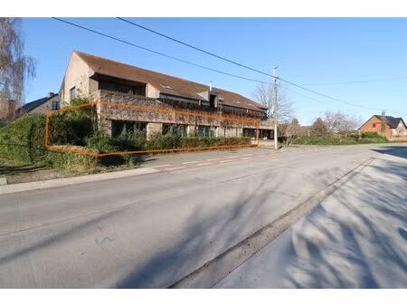 gunstig gelegen handelszaak met grote zichtbaarheid en parking