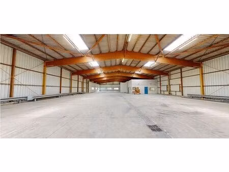 810 m² entrepôt avec 140 m² bureaux à louer - 15 min d'alençon
