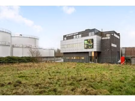 modern kantoorgebouw vlakbij r8 tussen kortrijk en harelbeke