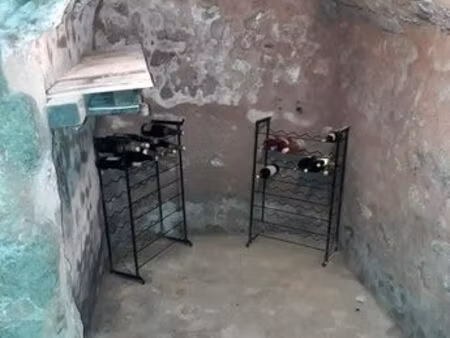 location cave (bouteille  meubles  légumes  ...) 10m2  sécurisé 2 portes dans village